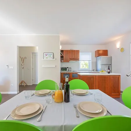 Nika בית נופש Tinjan